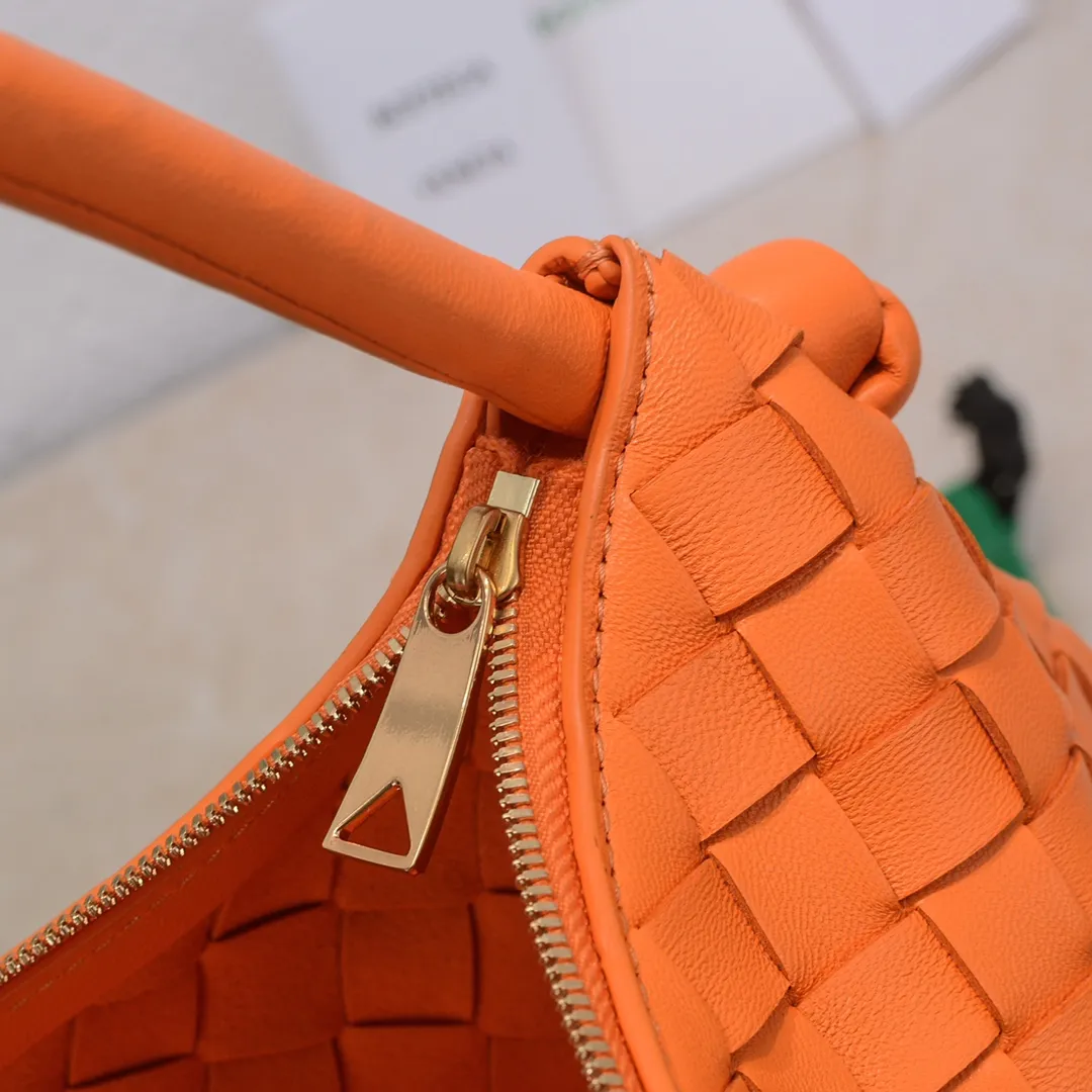 Batch 1260 BV has released a new product. TURN # Recommended new popular style is still the classic woven logo that we can recognize at a glance. It is really a unique style that is familiar and unfamiliar! Made of sheepskin woven with beautiful gold beads on the shoulder straps for free adjustment. When in use, you can switch between the shoulder and handle bag at will. It has a concave and convex shape anytime and anywhere. It is a practical king with a unique personality. With the right color combination, it can be sweet or salty. It is full of style. Summer catwalk style is beautiful. Pull it out quickly. Size: 40*3*24, model: 6699-3#